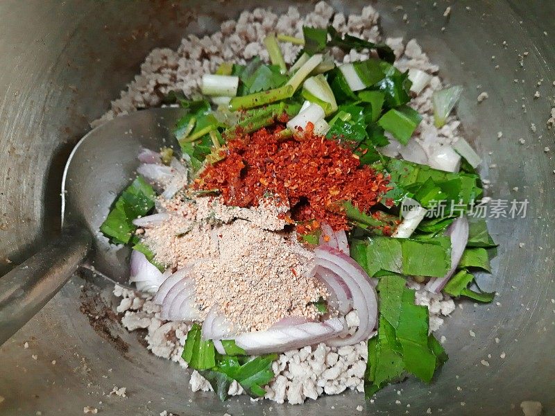 烹调肉末沙拉(Larb Moo) -泰国食物的准备。